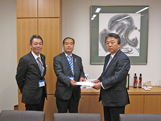 鈴木 義弘 衆議院議員（写真右）山口幹事長（中央）澤田副幹事長（左）